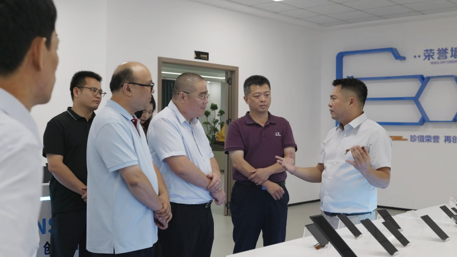 创信智造总经理陈随忠向领导讲解产品